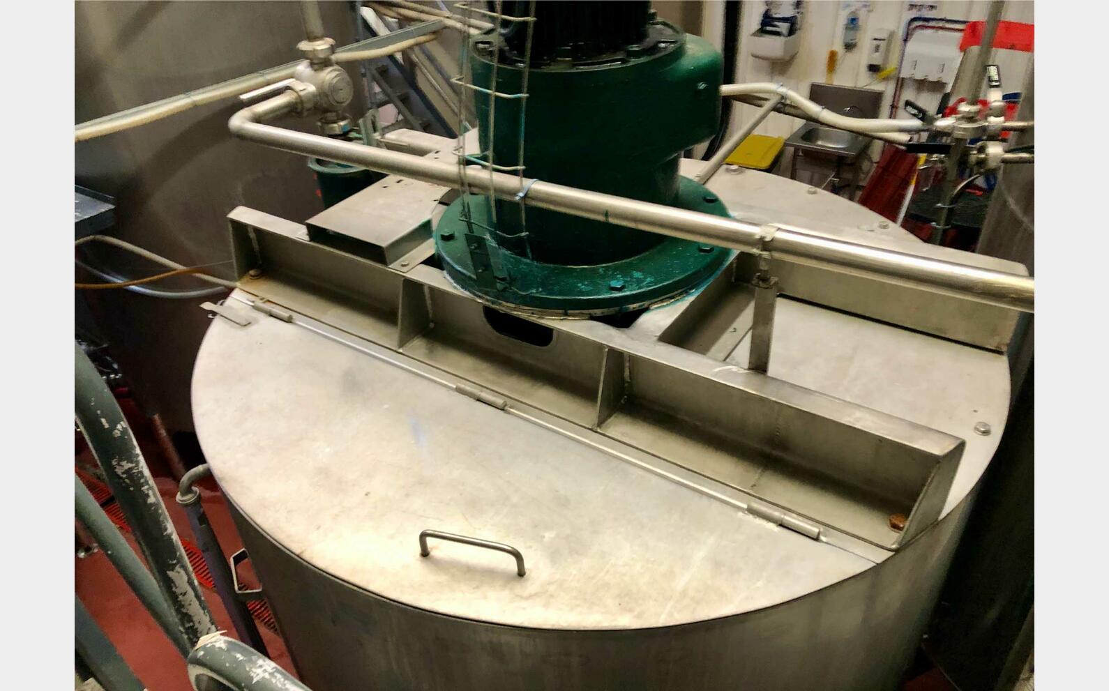 Stainless steel tank 33 HL (3 300 litres)