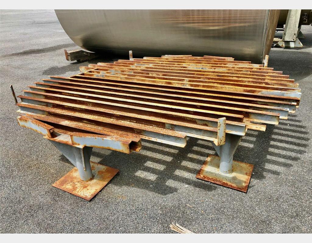 Cuve inox fermée - Fond plat sur chassis