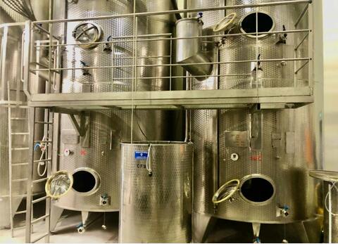 Stainless steel tank with conical bottom on feet - With cooling circuit