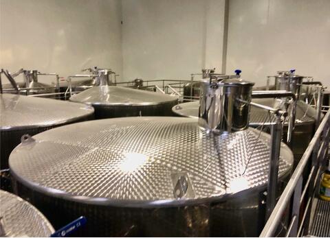 Stainless steel tank with conical bottom on feet - With cooling circuit