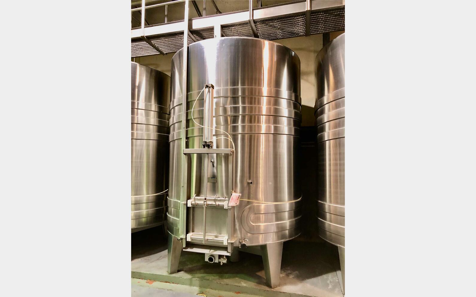 Stainless steel tank - Pneumatic door 150 HL (15 000 litres) STAI