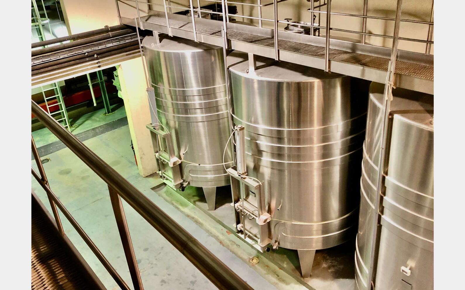 Stainless steel tank - Pneumatic door 150 HL (15 000 litres) STAI