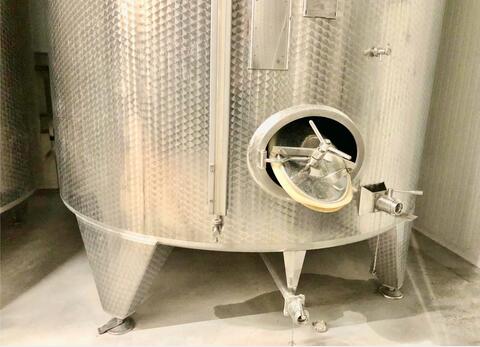 Stainless steel tank with conical bottom on feet - With cooling circuit