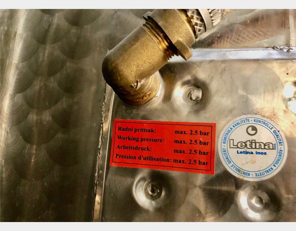 Cuve inox à fond conique sur pieds - Avec circuit de refroidissement