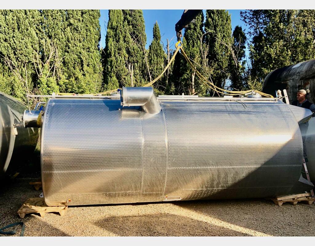 Stainless steel tank with conical bottom on feet - With cooling circuit