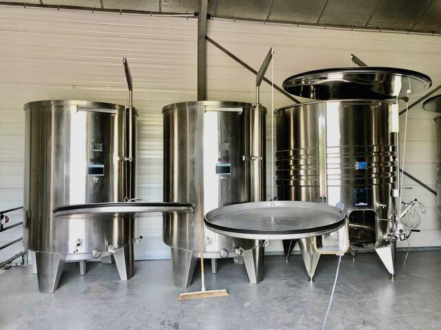 actualite-arsilac-clos-riousse-installation-cuve-inox-vinification-2