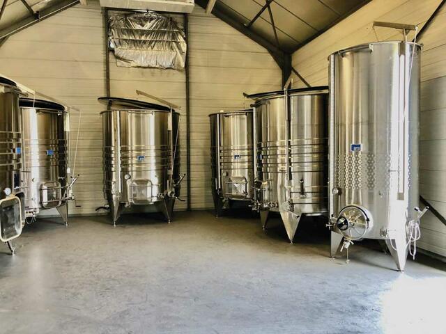 actualite-arsilac-clos-riousse-installation-cuve-inox-vinification-5
