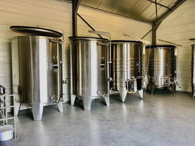 actualite-arsilac-clos-riousse-installation-cuve-inox-vinification-6