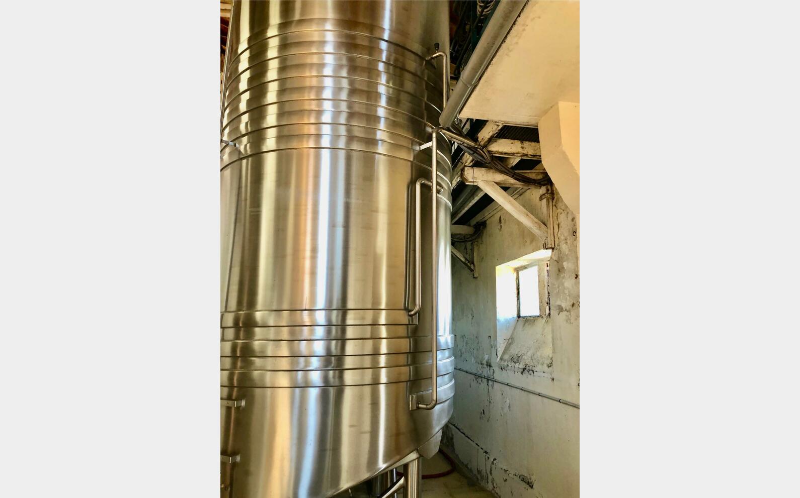 Cuve inox sur pieds 252 HL (25 200 litres)