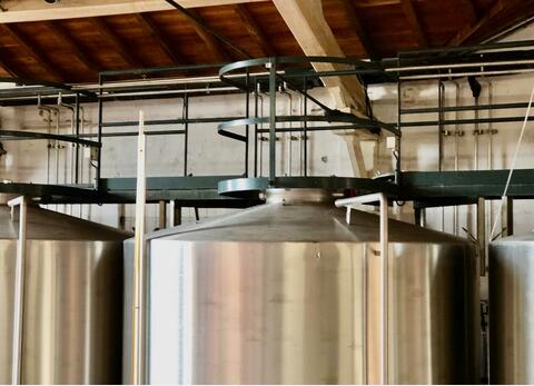 Stainless steel tank on legs - Vinification