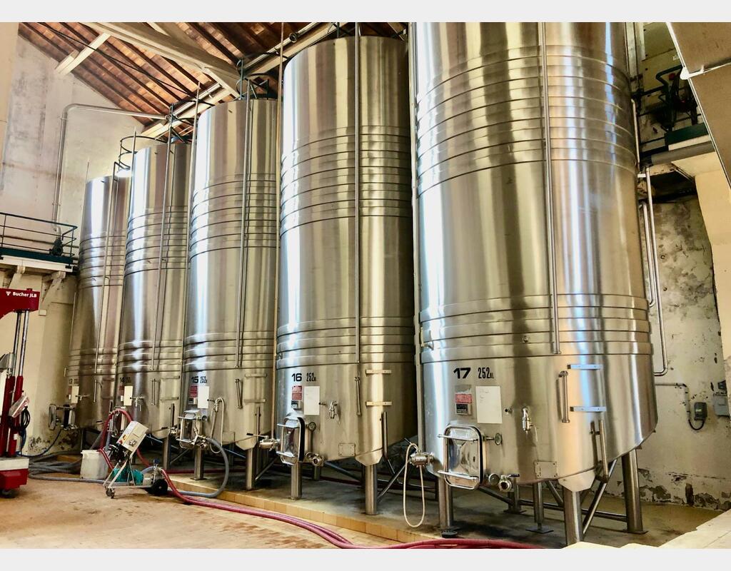 Stainless steel tank on legs 252 HL (25 200 litres)