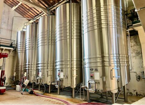 Stainless steel tank on legs 252 HL (25 200 litres)