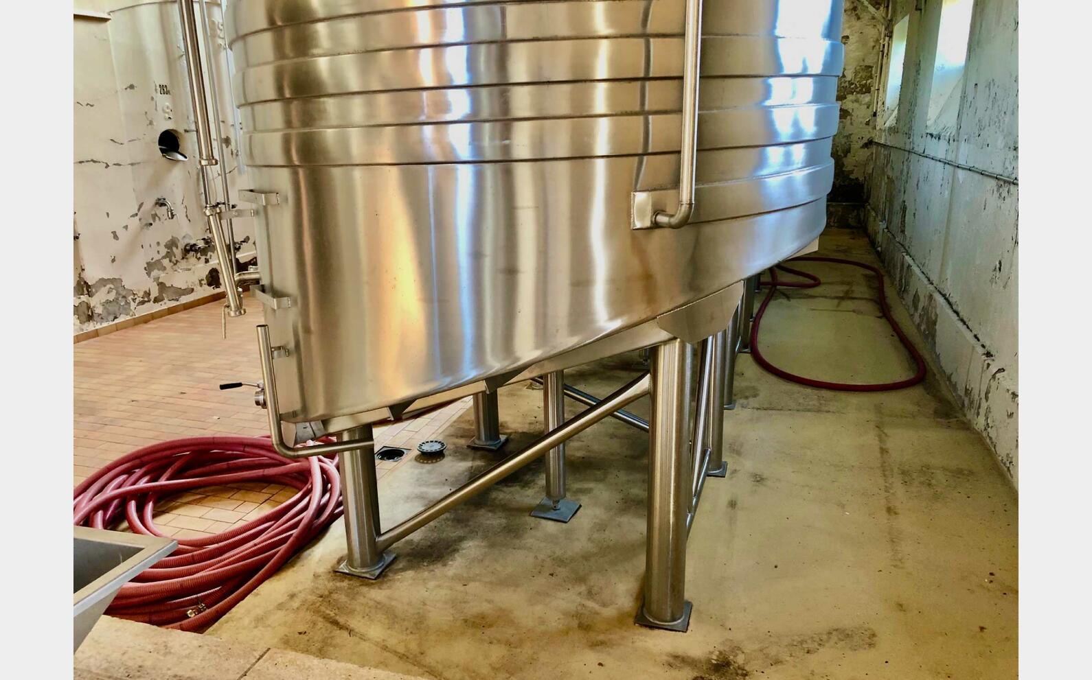 Stainless steel tank on legs 252 HL (25 200 litres)