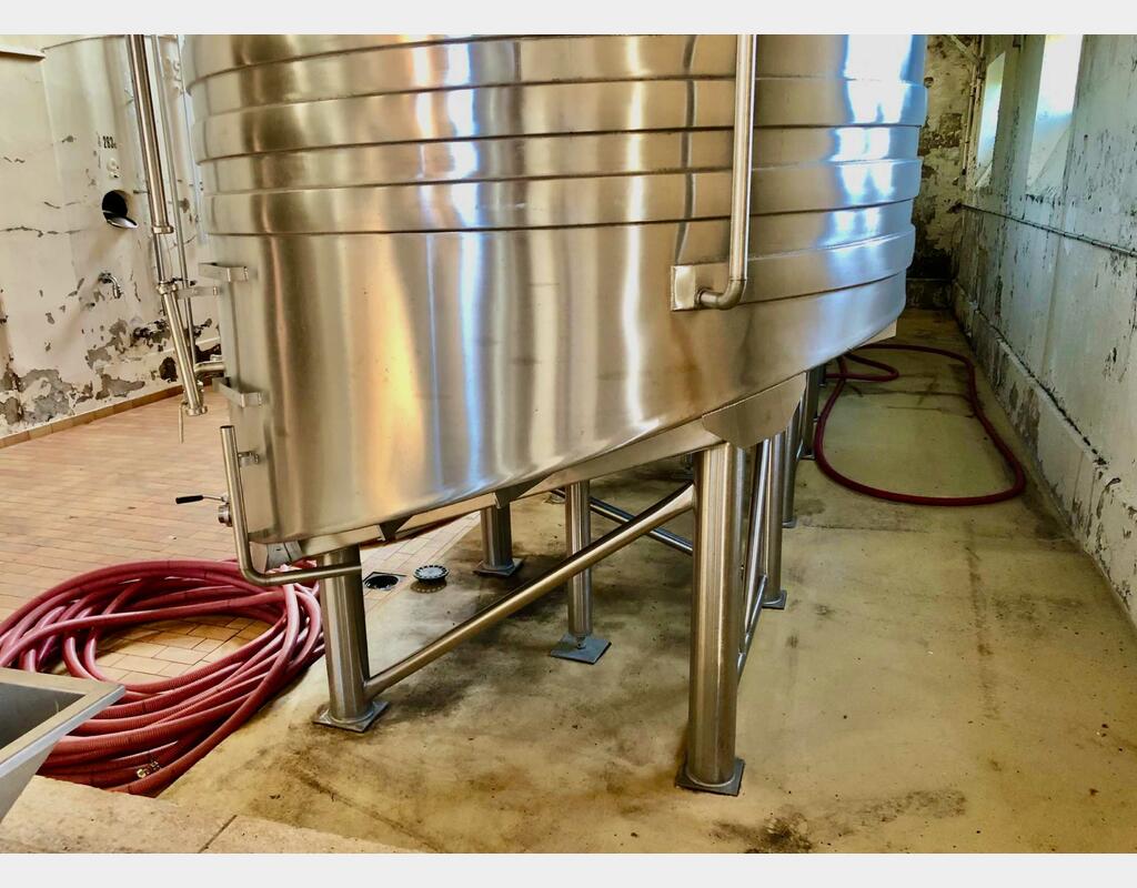 Cuve inox sur pieds - Vinification