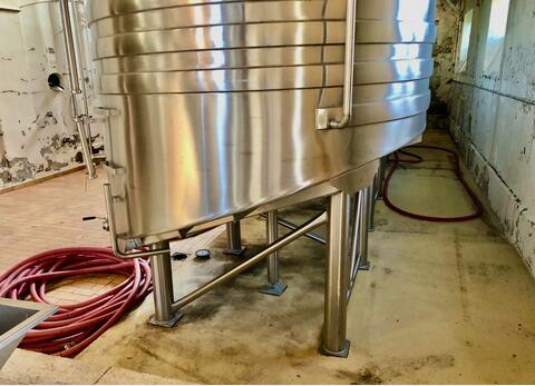 Cuve inox sur pieds 252 HL (25 200 litres)