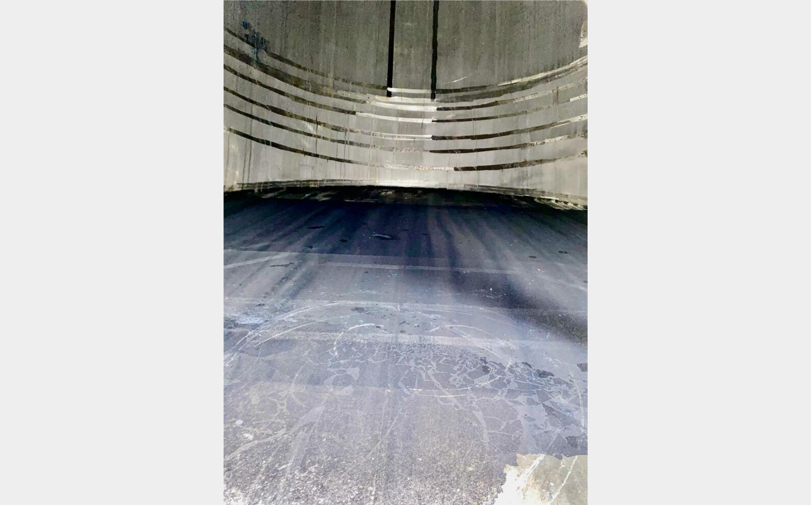 Stainless steel tank on legs 252 HL (25 200 litres)