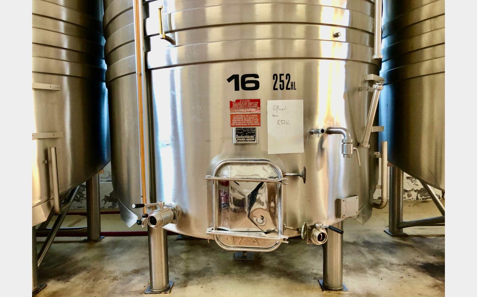 Cuve inox sur pieds 252 HL (25 200 litres)