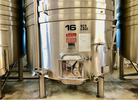 Stainless steel tank on legs - Vinification