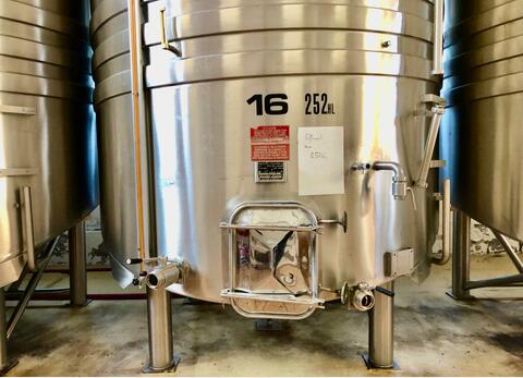 Stainless steel tank on legs 252 HL (25 200 litres)