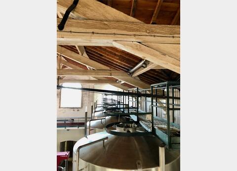 Stainless steel tank on legs 252 HL (25 200 litres)