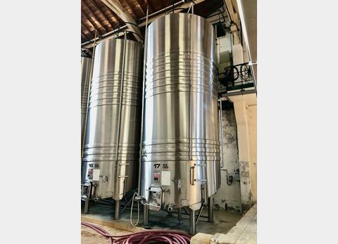 Stainless steel tank on legs 252 HL (25 200 litres)