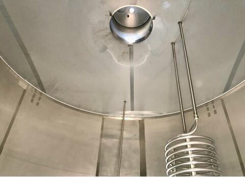 Stainless steel tank on legs - Flat sloping bottom