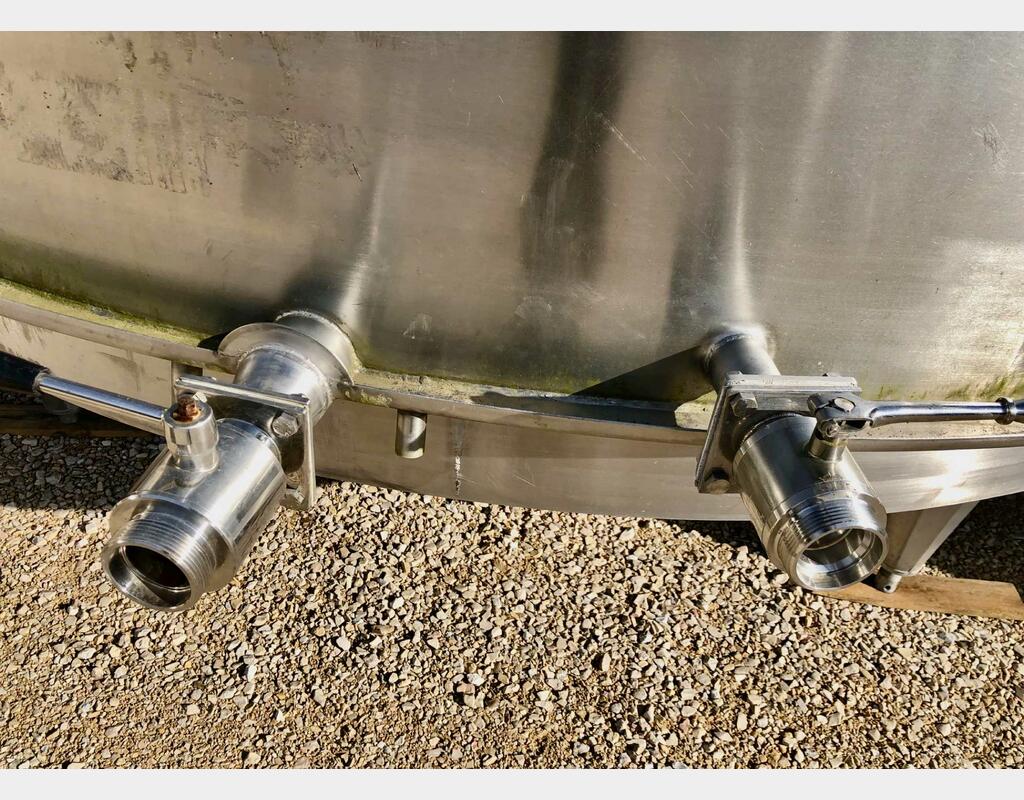 Stainless steel tank on legs - Flat sloping bottom