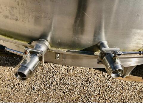 Stainless steel tank on legs - Flat sloping bottom