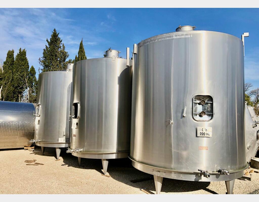 Stainless steel tank on legs - Flat sloping bottom