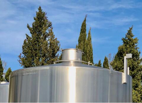 Stainless steel tank on legs - Flat sloping bottom