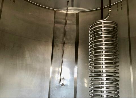 Stainless steel tank on legs - Flat sloping bottom