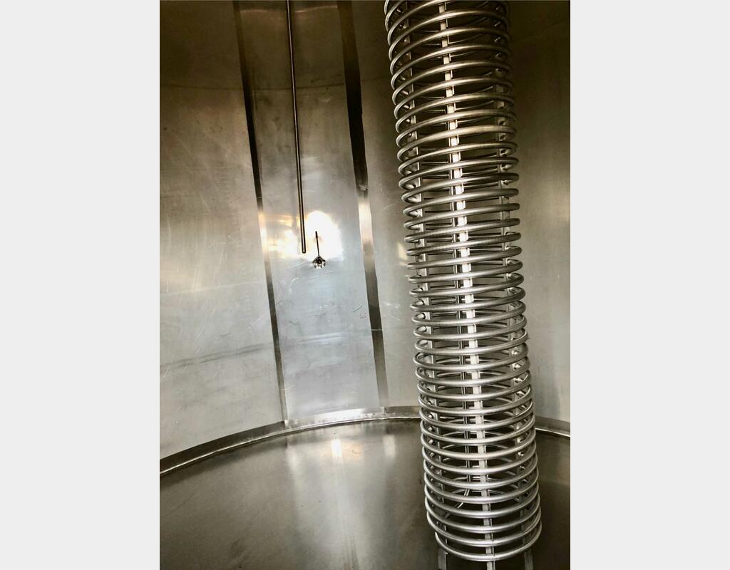 Stainless steel tank on legs - Flat sloping bottom