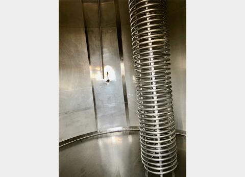 Stainless steel tank on legs - Flat sloping bottom