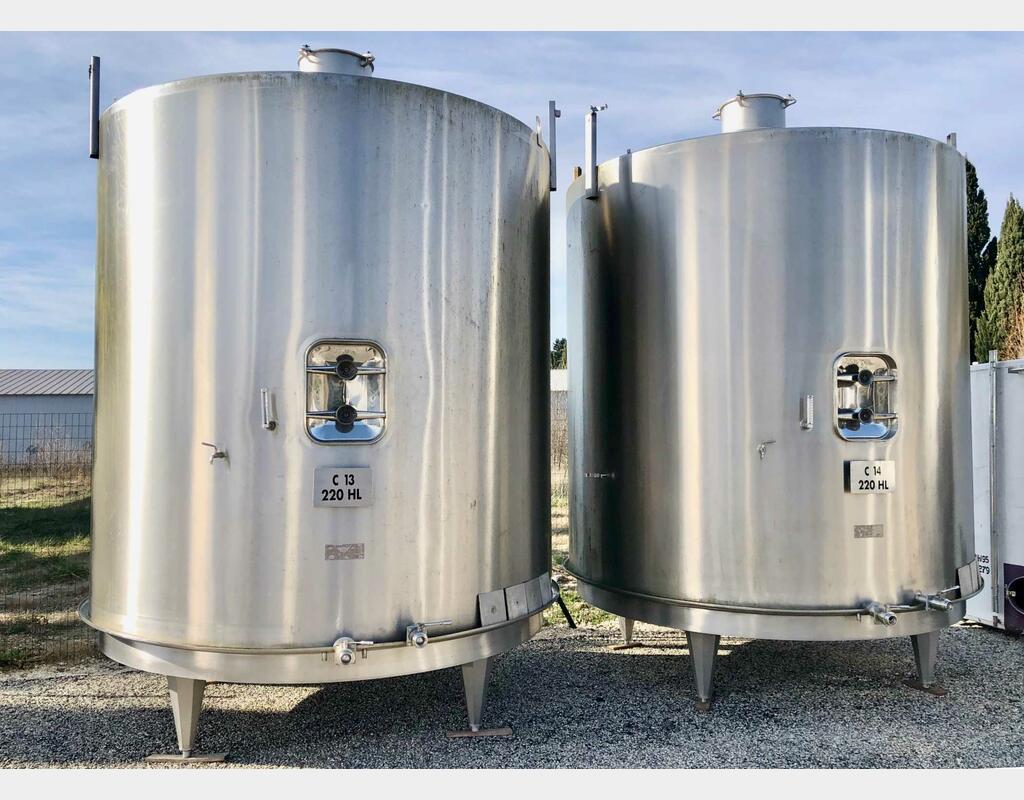 Stainless steel tank on legs - Flat sloping bottom