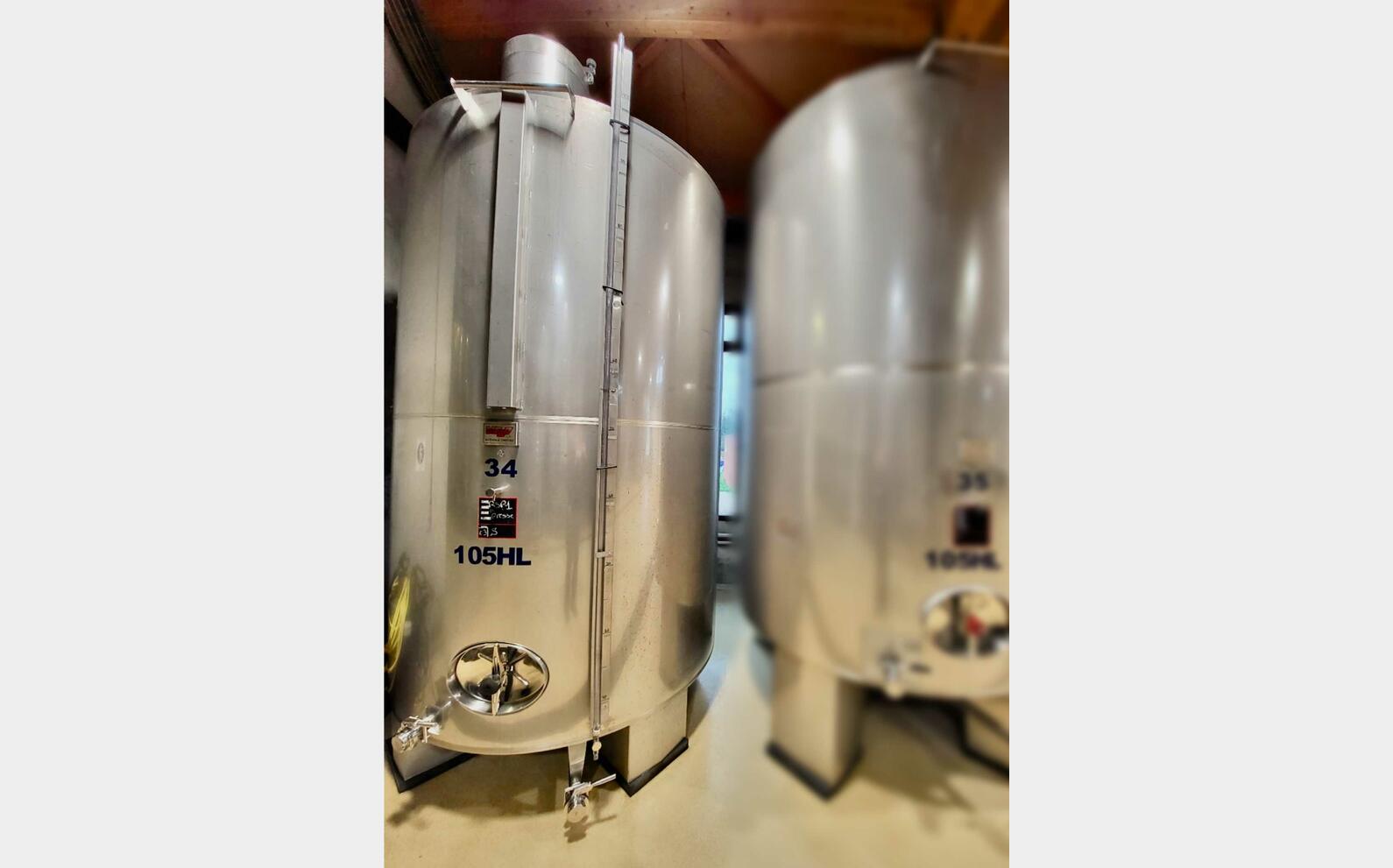 Cuve inox 304 fond bomb&eacute; sur pieds 105 HL (10 500 litres) VELO