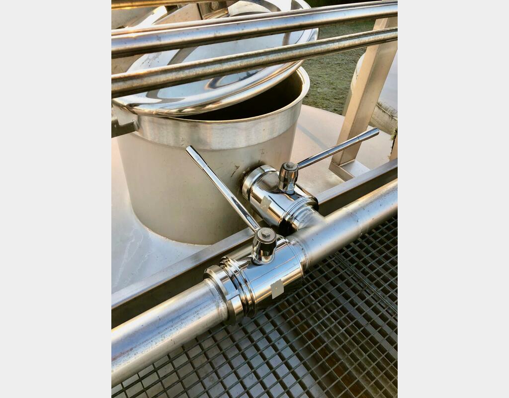 Cuve inox 304 - Stockage / fermentation - Fond plat incliné sur radier