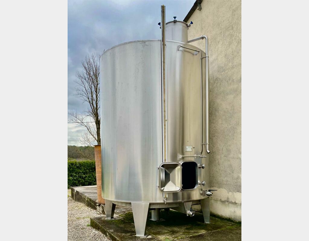 Stainless steel cylindrical tank - Vertical on legs