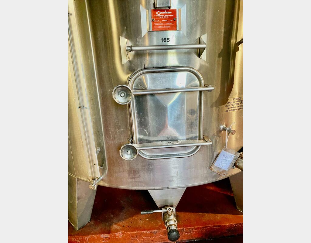 Stainless steel cylindrical tank - Vertical on legs