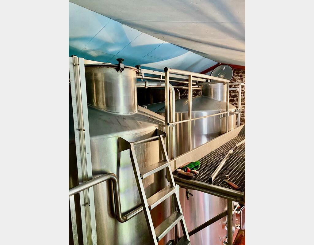 Stainless steel cylindrical tank - Vertical on legs