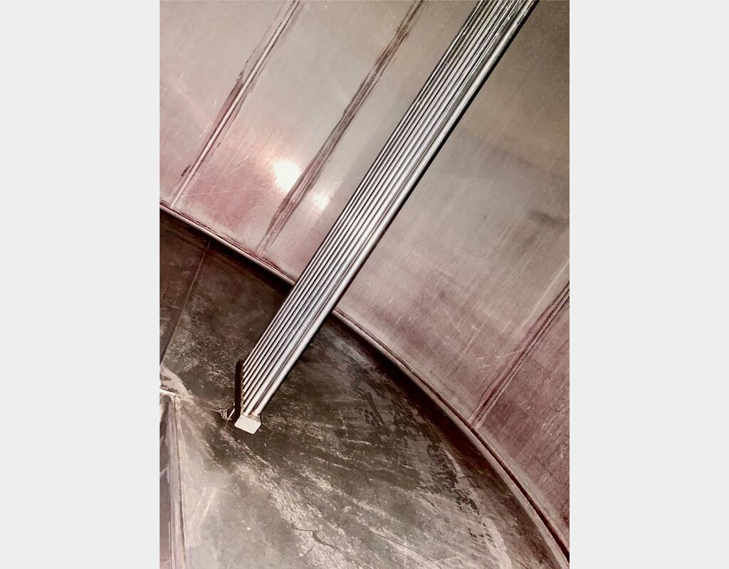 Stainless steel cylindrical tank - Vertical on legs
