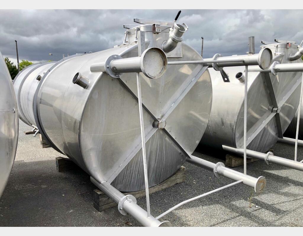 Agitated stainless steel tank - Inclined bottom on feet
