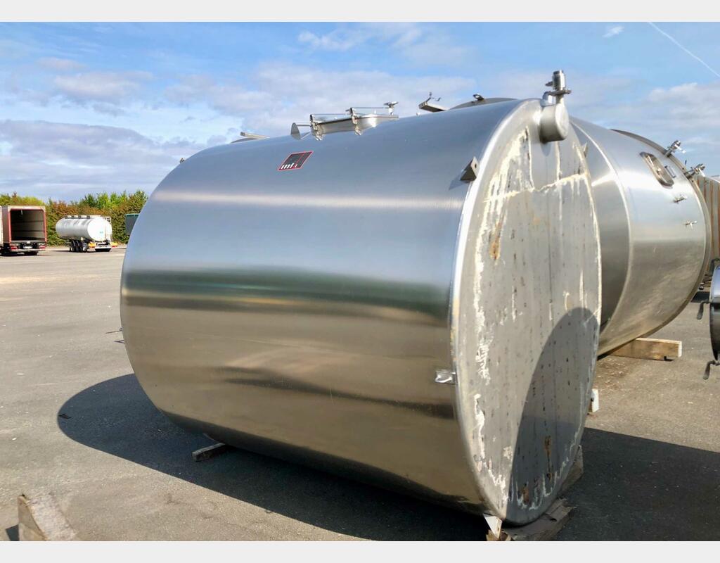 Stainless steel cylindrical tank - On cement base