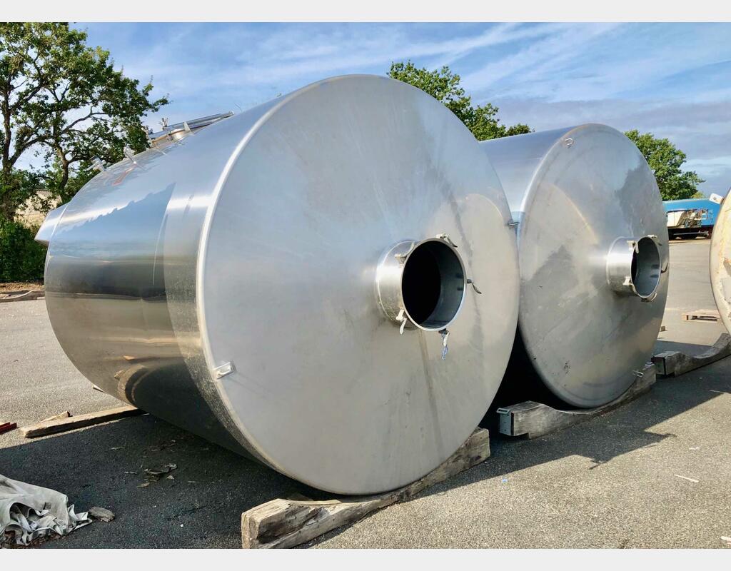 Cylindrical stainless steel tank - Vertical on legs