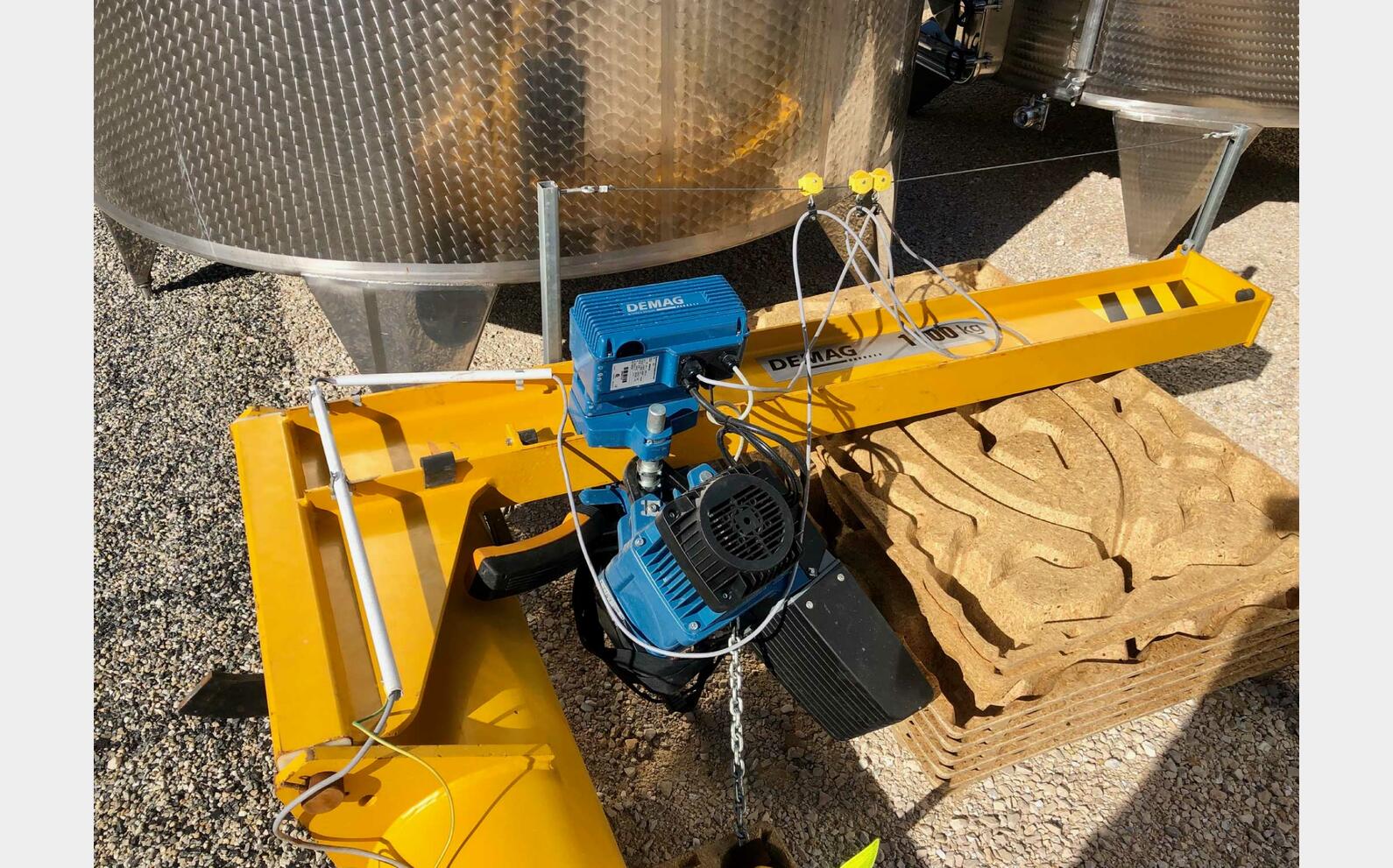 Crane 1000 kg DEMAG
