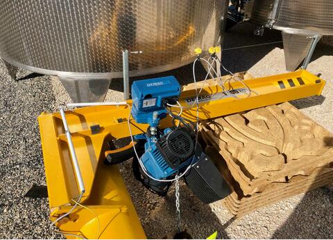Crane 1000 kg DEMAG