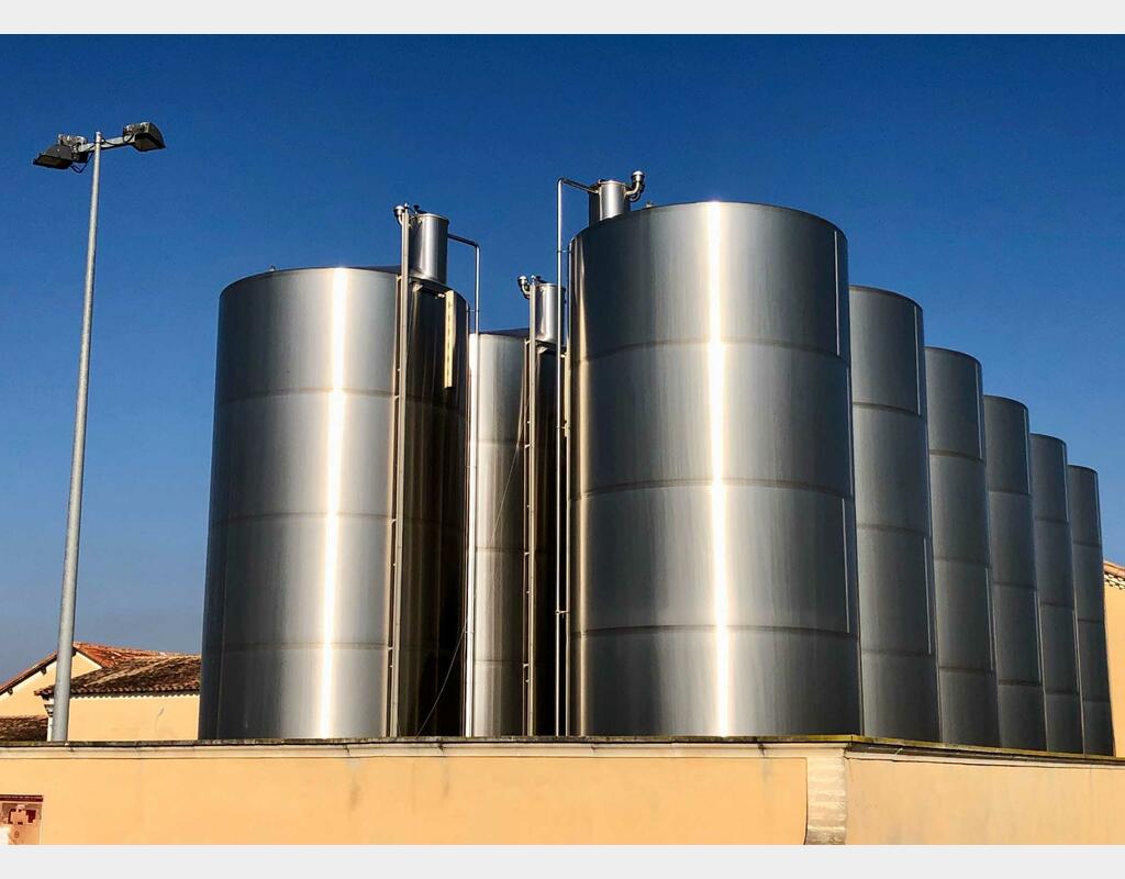 Cylindrical stainless steel tank - Vertical