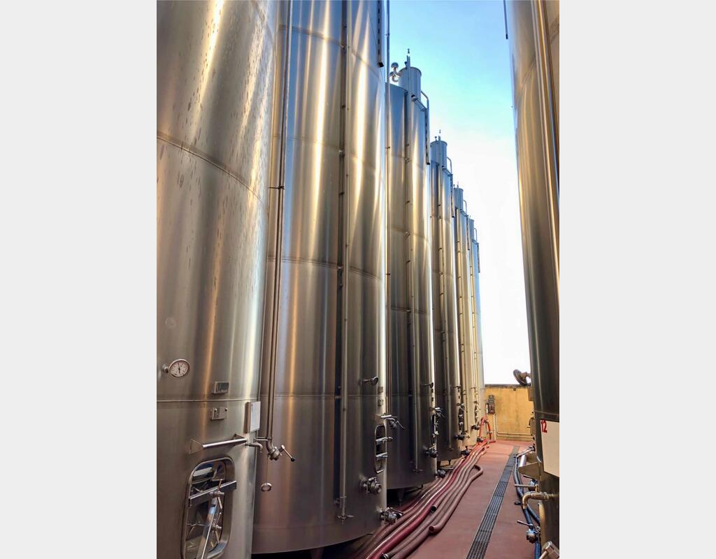 Cylindrical stainless steel tank - Vertical