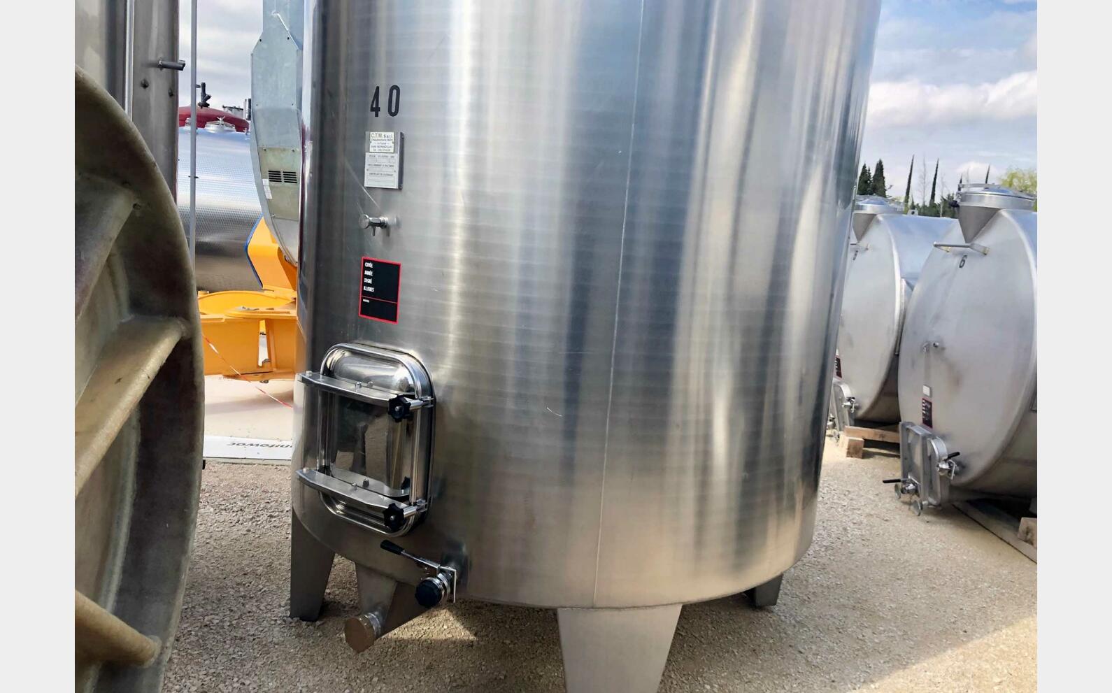 Cuve inox 304 fond bomb&eacute; sur pieds 105 HL (10 500 litres) CTM