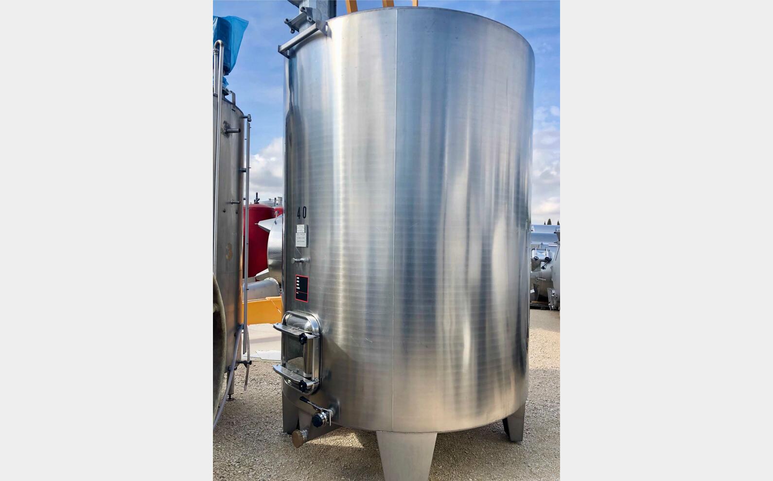 Cuve inox 304 fond bomb&eacute; sur pieds 105 HL (10 500 litres) CTM