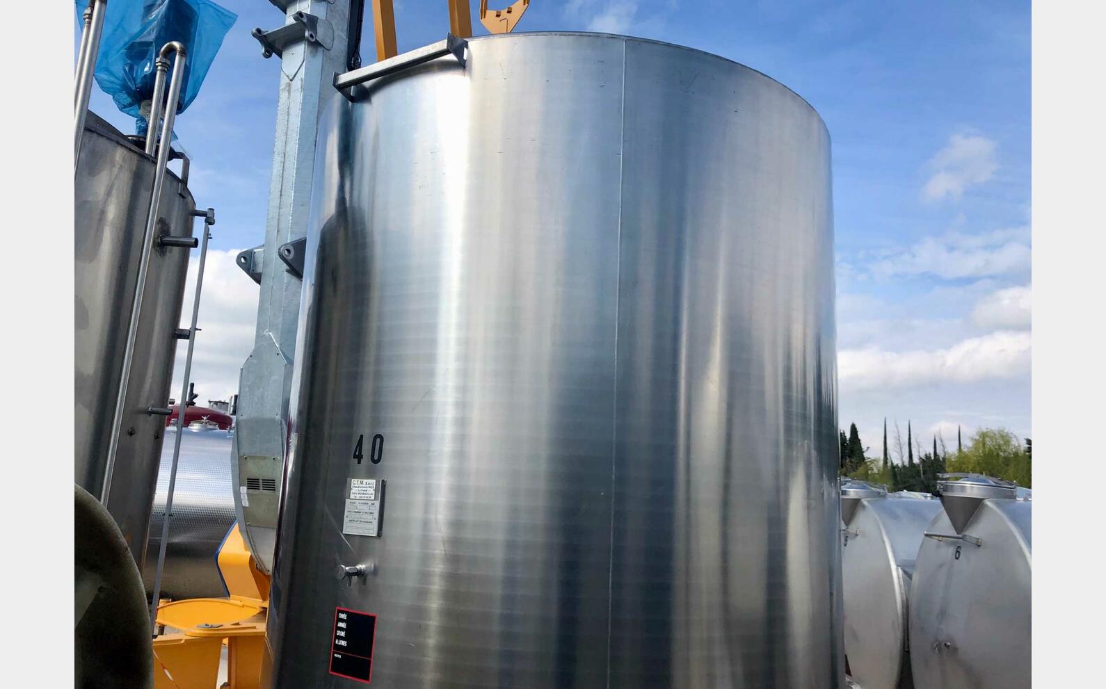 Cuve inox 304 fond bomb&eacute; sur pieds 105 HL (10 500 litres) CTM